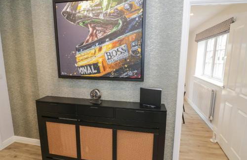 Silverstone Paddock Retreat - Photo 2