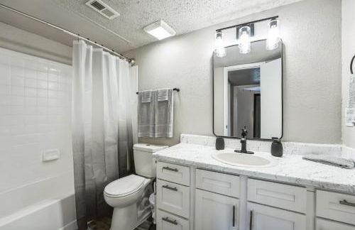 The Landry 188 Spacious and Cozy 2 Bedroom 1bth - Foto 15