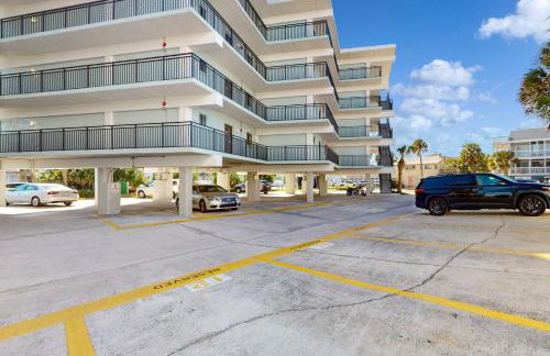 Modern oceanfront condo with outdoor pool, balcony, & washer/dryer - Foto 6