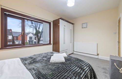 Spacious 4 Bedroom Home Near City Centre Sleeps 11 with Free Parking - Foto 28