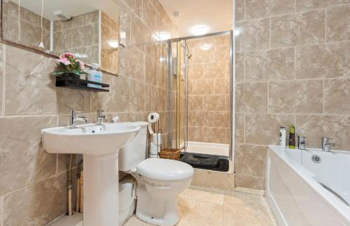 Luxury 2 Bedroom Apartment with Free Parking Opposite Queen Elizabeth Hospital - Photo 11