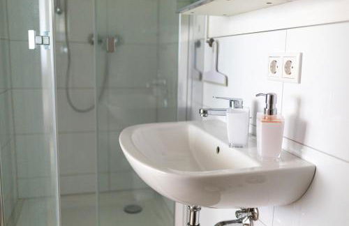 BEST STAY moderne Stadtwohnungen in Hünfeld - Küche, Schlafsofa, Terrasse oder Balkon WLAN Smart TV - Photo 8