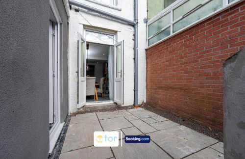 Explore Welsh Wonders, 3 Bedroom House By The One Retreats Short Lets & Serviced Accommodation Treharris - Foto 53