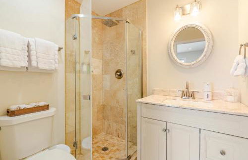 Luxury 2BR Oceanfront Condo with Rooftop Patio, 2 Minute Walk to the Beach! - Foto 8