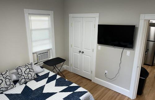 Downtown Apt King Beds Mins to Salem - Photo 11