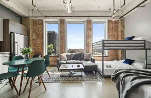 Stunning Downtown Apartment with Pool, Laundry, Parking - Foto 26