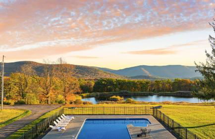 Scenic Catskills Retreat • Pool Hot Tub Game Room Lake Views Mountainview Estate by AvantStay - Foto 68