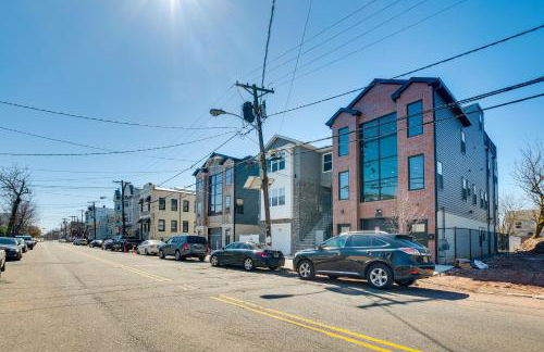 Luxe Newark Retreat with Rooftop Deck Pets Welcome! - Foto 28