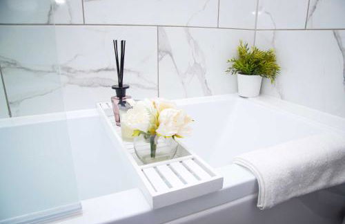 Bridge Court by Sterling Edge Apartments - Luxury Aparthotel - Stylish 1-bed Apartments - Balcony with Canal View or Private Garden - Free Parking - Foto 56