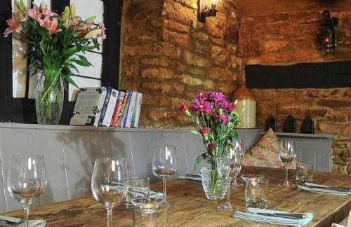 The Red Lion - Shepherd Huts - Photo 15