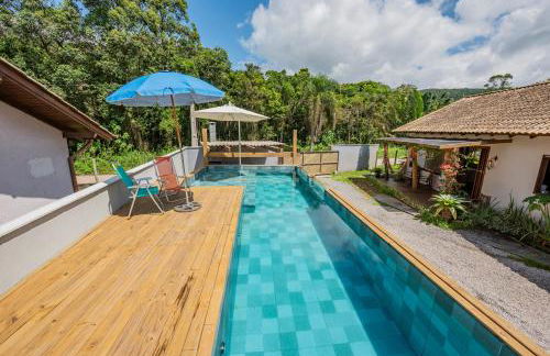 Casa Rústica com Piscina Privativa, Banheira de Hidromassagem, Ar-Condicionado, Pet friendly - Refúgio na Natureza a 5 Minutos do Centro de Imbituba, Perfeita para Famílias e Grupos - Photo 1
