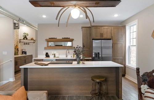 Bus Stop Sally in Historic Walker's Point MKE - Foto 17