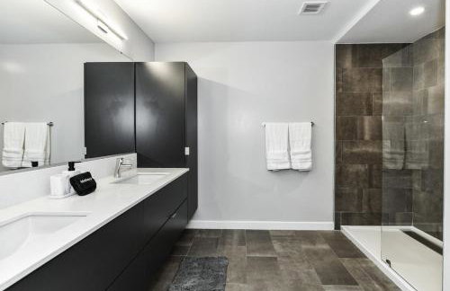 Stylish 2BR Retreat Gym Parkng and Scenic Rooftop - Foto 7