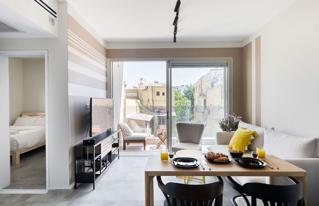 Chic Urban Getaway with Balcony & Mamad by Sea N Rent - Foto 17