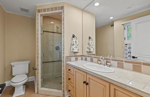 5800 sq ft Gorgeous Tarzana 7 bedroom 9 bathroom home with pool and hot tub - Foto 42