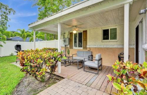 3 min. walk to Wilton Drive, pool and huge yard - Photo 34