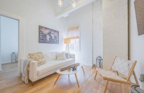 Darlin' Downtown Dawghouse - Photo 7