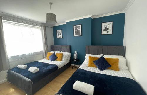 5 Bed Haven - Off Street Parking - Pool Table - Photo 11