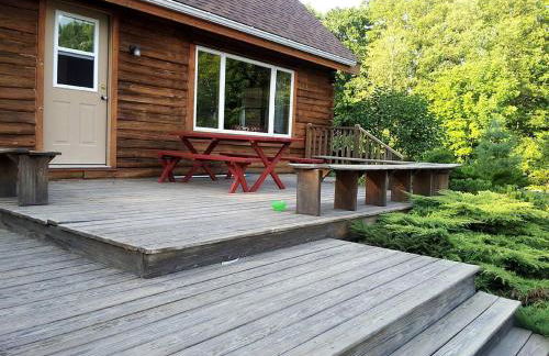 Rustic Camping Cabin with Fireplace in Private Woods near Bangor, Maine - Foto 6