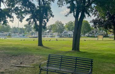 Mid-Century Modern Themed Home with Outdoor Hot Tub - Foto 19