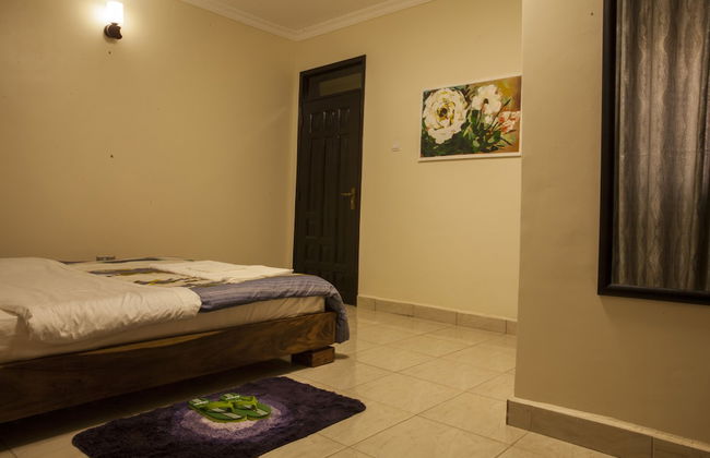 Three Bedroom art themed apartment - Photo 3