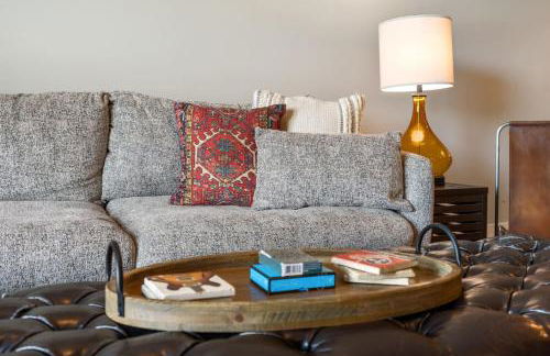 Only 4 Miles to Broadway with Free Parking and TVs in Bedrooms - Foto 47