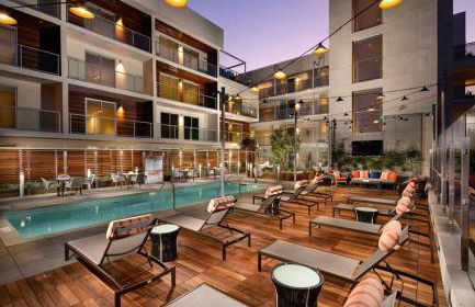 Luxury by the Beach with Pool, Gym, Game Room - Photo 21