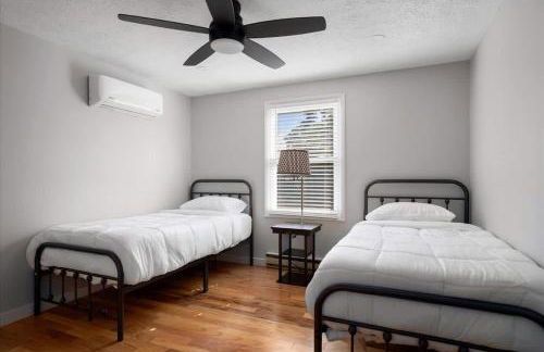 *NEW* Large Backyard ~ Game Room ~ Firepit ~ Lake - Foto 11