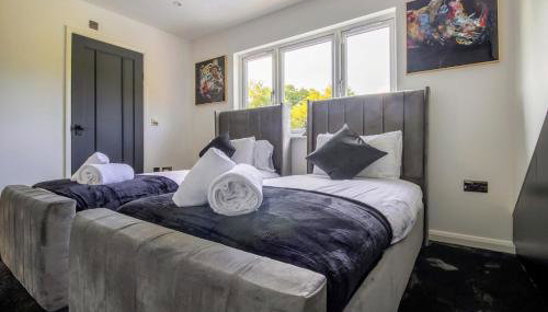 Luxury 4-Bedroom High-End Home, Includes Jacuzzi and Pool Table - Foto 3