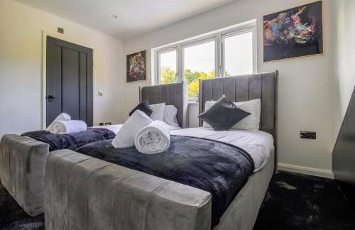 Luxury 4-Bedroom High-End Home, Includes Jacuzzi and Pool Table - Foto 3