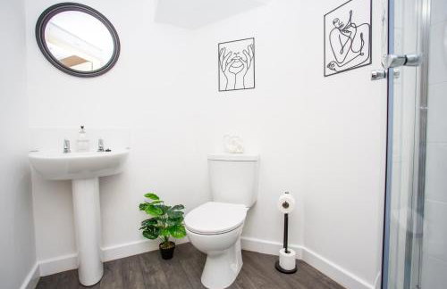 Contemporary 2BR Retreat - Fast WiFi, Smart TV & Steps from Station! - Foto 30