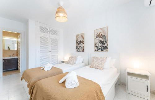 VB Villa Coto 7BR w Pool & Views - Photo 15