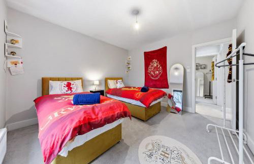 The Lumos House - 4 Bed Home w Parking near Harry Potter Studios - Foto 38