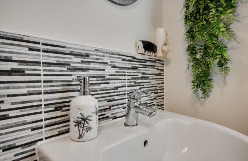 Runcorn - House - Sleeps 6 - Parking - Garden - Foto 10