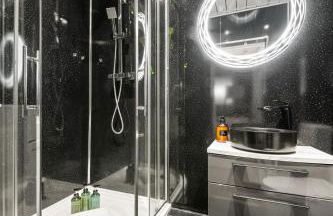 Spacious 6BR - City Hub & Parking - Sleeps 13 - Photo 6