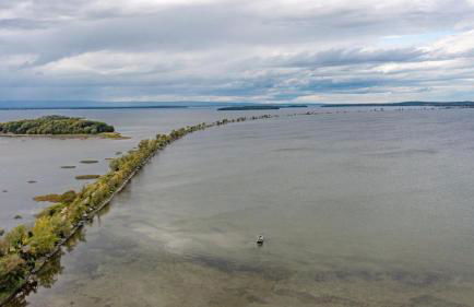 Cozy Colchester Cabin near Lake by RedAwning - Foto 74