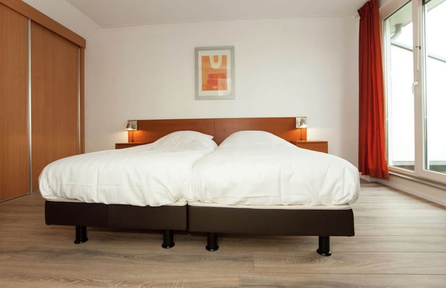 Stylish Villa by the Lake - Photo 5