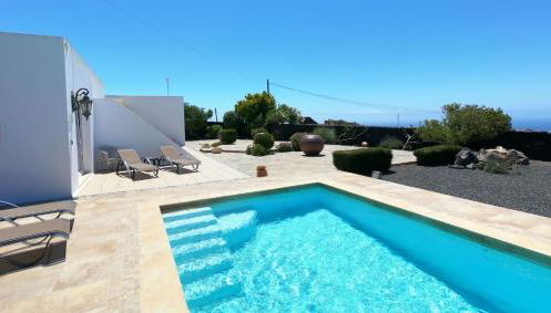 Villa Essence - a unique detached villa with A-C, heated private pool, hottub, gardens, patios and stunning views! - Foto 5, sunbed
