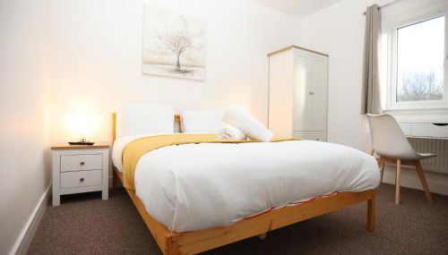 Gloucester Rd By N And N Stays, Newly Refurbed 6 Bed all ensuite house by N And N Stays Ltd, Perfect for contractors and Corporate stays, Close to YTL Arena Site, Pvt Parking for Vans and and work vehicles, Wifi - Foto 3