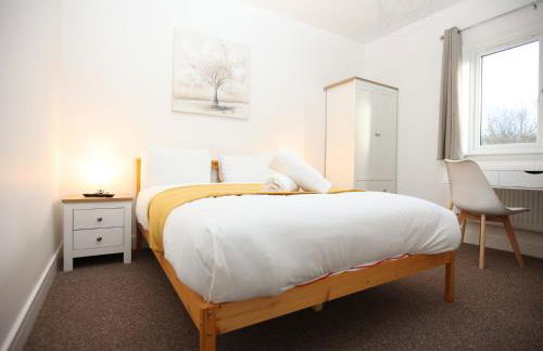 Gloucester Rd By N And N Stays, Newly Refurbed 6 Bed all ensuite house by N And N Stays Ltd, Perfect for contractors and Corporate stays, Close to YTL Arena Site, Pvt Parking for Vans and and work vehicles, Wifi - Foto 3