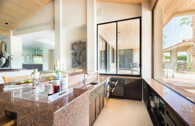 Moonshine by Avantstay Modern & Stylish Estate w/ Bar, Fire Pit & Hot Tub 5 bd - Foto 12