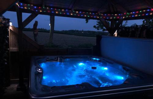 Couple’s Lodge With Hot Tub - Foto 12