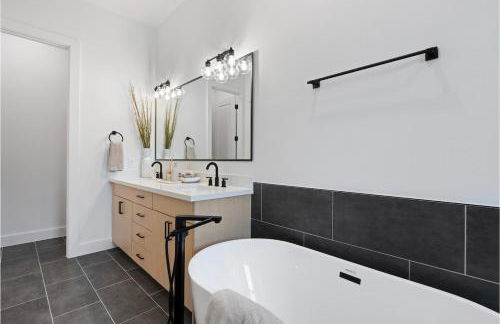 2 Luxury Homes in 1 - Walk to Nightlife & Stadiums - Foto 52