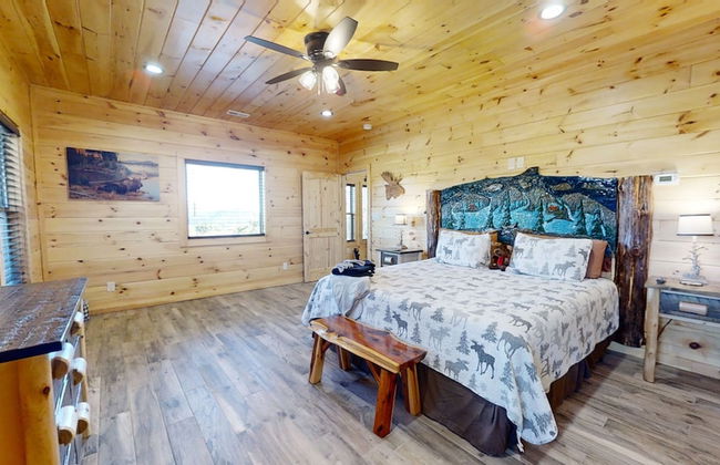 Lazy Bear Lodge 5 Bedroom Cabin by RedAwning - Photo 13