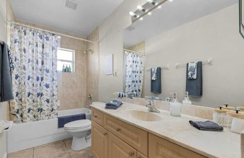 Sunny 4BR with Screened in Pool and Lanai - Foto 21