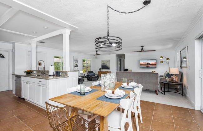 Lilac Mid-century Pool Home - Foto 7