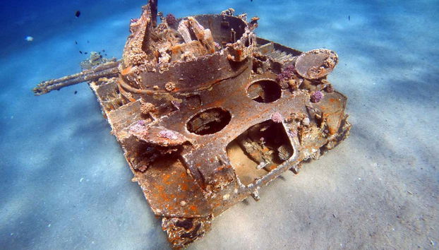 Tanques sumergidos en el golfo de Áqaba
