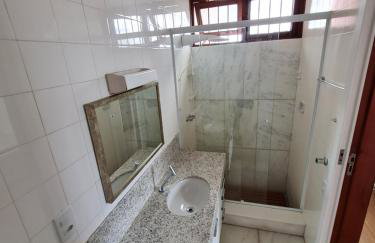 Casa Super Agradável, 250 metros da praia da Areia Preta, cinco quartos com ar, wifi, garagem, completa - Foto 25