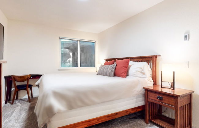 Mid Century Modern Cabin - Walk to Village! - Foto 2