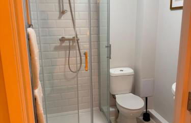 Stylish 2 bed Apartment, Rainham - Private Parking - Foto 10